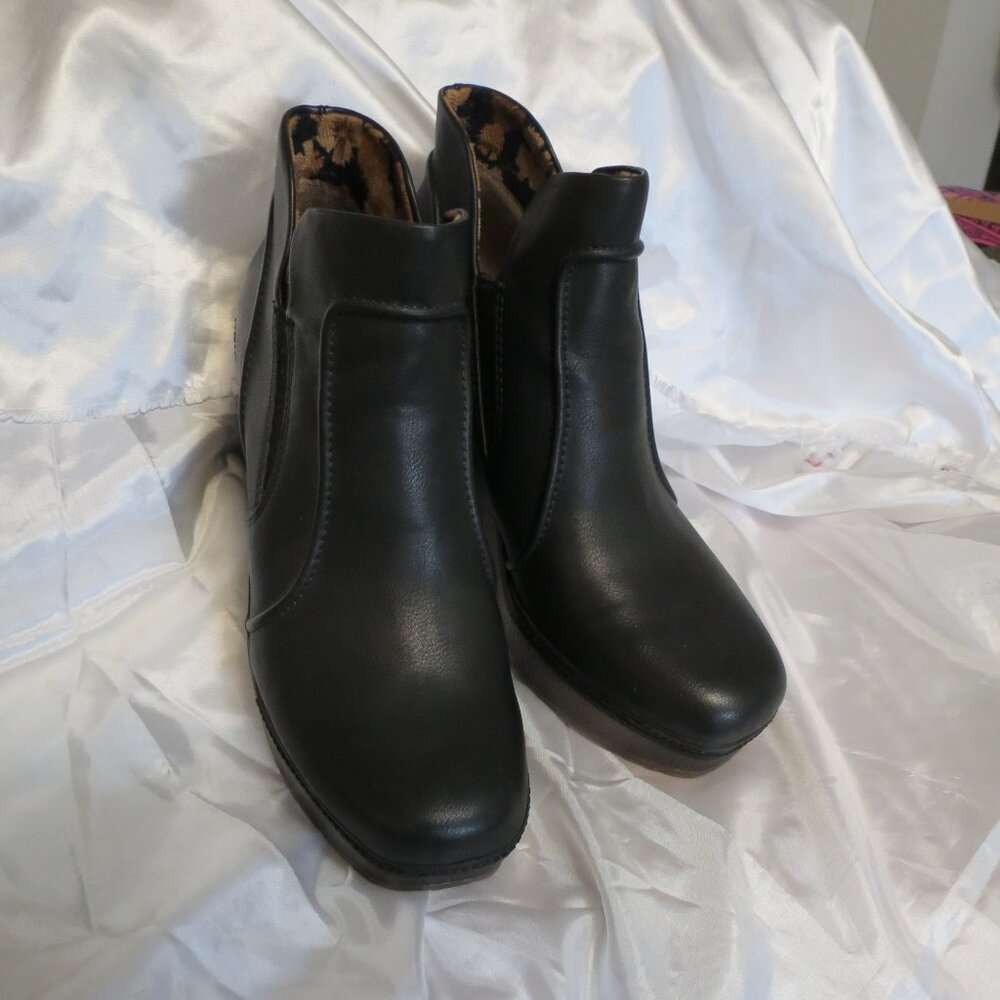 KORKS black clogs size 8.5